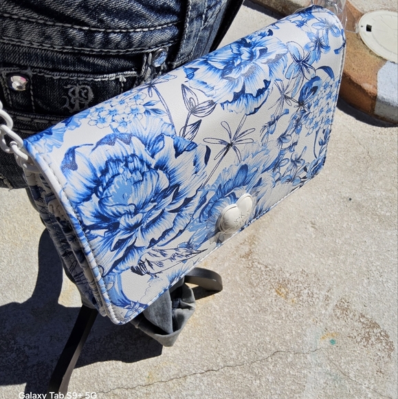 NWT Betsey Johnson Blue and White Floral Crossbody Bag with Structured Design - Picture 8 of 11